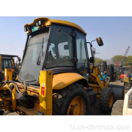 पुराने मॉडल JCB 3CX बैकहो लोडर का इस्तेमाल किया गया